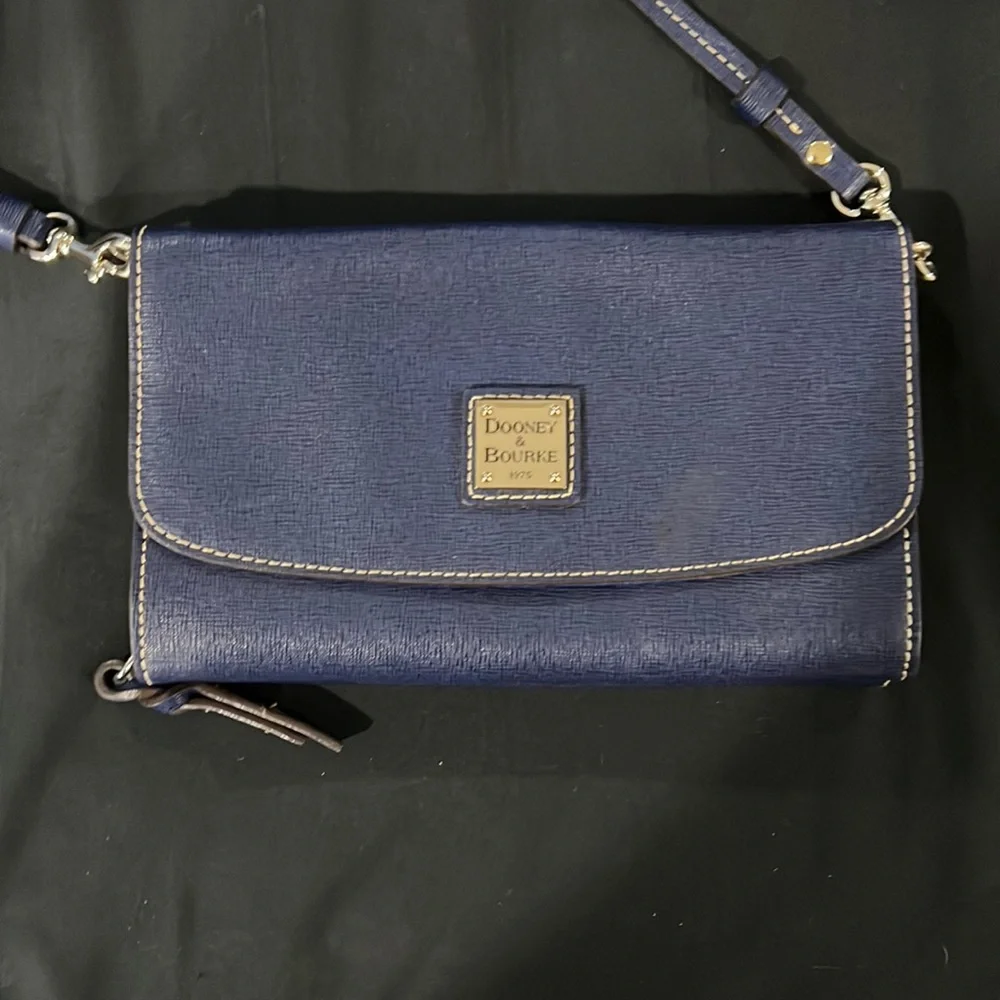 Dooney & Bourke cross body pocket book - Picture 1 of 5